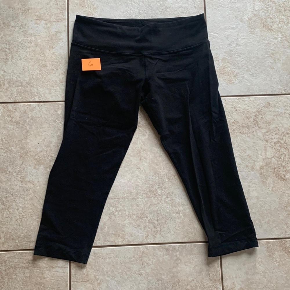 Lululemon low rise Capri leggings.